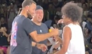 PG模拟器-中国U19男篮小将朱正晒与库里参与活动的视频：还是感觉梦里一样