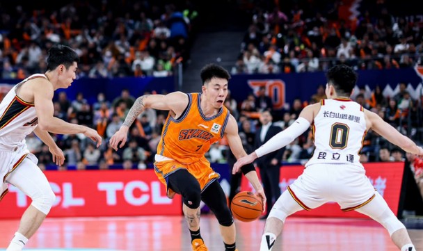 PG模拟器-上海男篮VS深圳！卢伟冲击10连胜，张镇麟对位贺希宁，央视直播