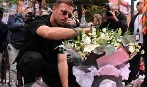 PG-球迷们在安菲尔德球场外献上鲜花，悼念若塔和安德烈-席尔瓦