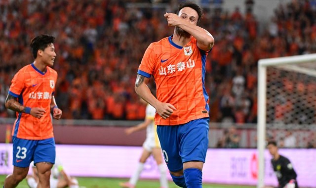 泰山6战不败！5战申花不胜，卡扎戴帽王大雷送点，延续3魔咒